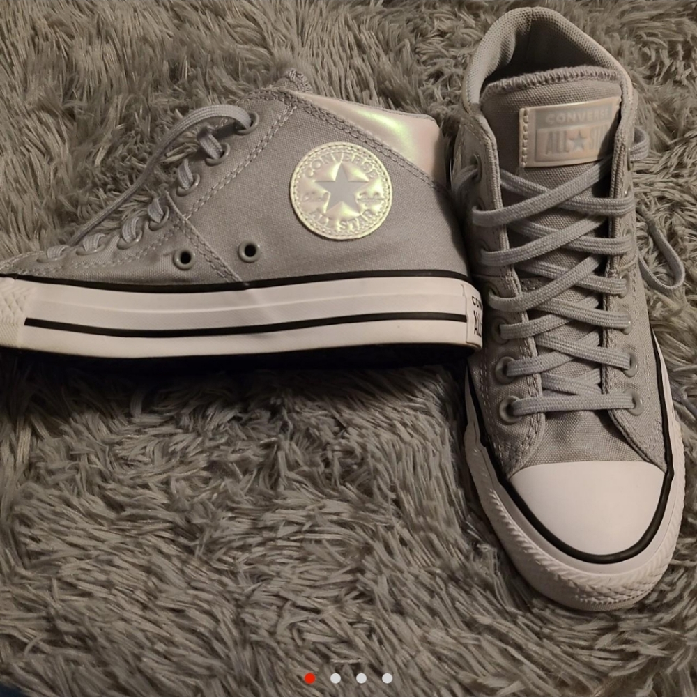 All star gray and shiny pink high top converse with gray shoe laces